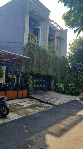 Dijual cepat rumah 2 lt , nyamn utk istrht tdk bising , dkt dg masjid
