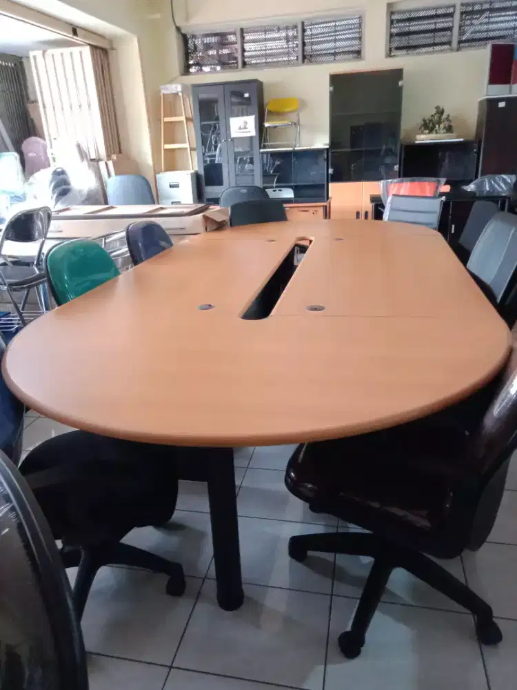 MEJA BUNDAR UNTUK RAPAT KERJA ATAU MEETING
