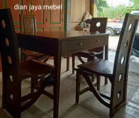 Meja makan jati