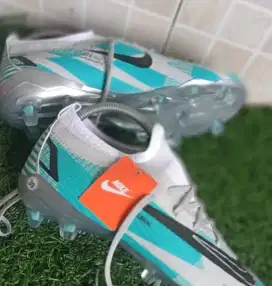 SEPATU SEPAKBOLA NIKE MERCURIALLLE