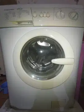 Mesin Cuci Electrolux Front Loading (Pintu Depan) EW 560 F