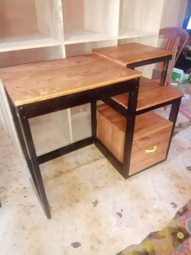 Meja besi unik bahan campur kayu