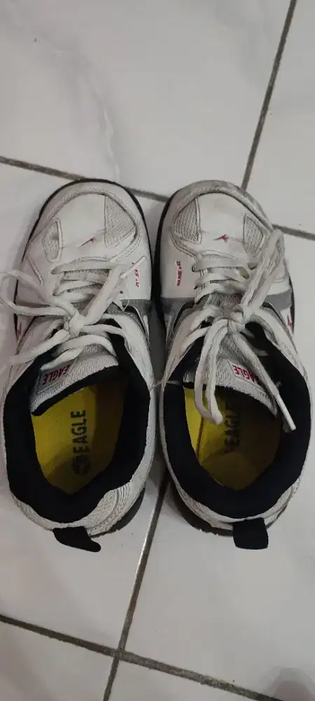 Sepatu bulutangkis. Ukuran 33. Untuk anak anak. Merk eagle. No minus.