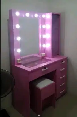 Meja rias LED pink