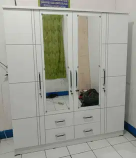 Lemari Pakaian 4 Pintu Cermin Tengah