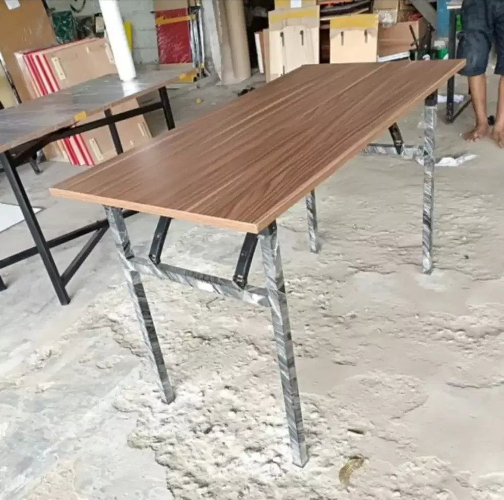 Meja lipat model pegas