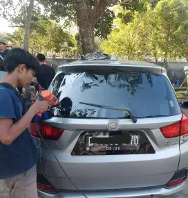 teknisi kaca film mobil berbagai merk