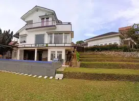 Rumah Villa Bergaya Eropa Dengan Kolam Renang View Gunung View Golf