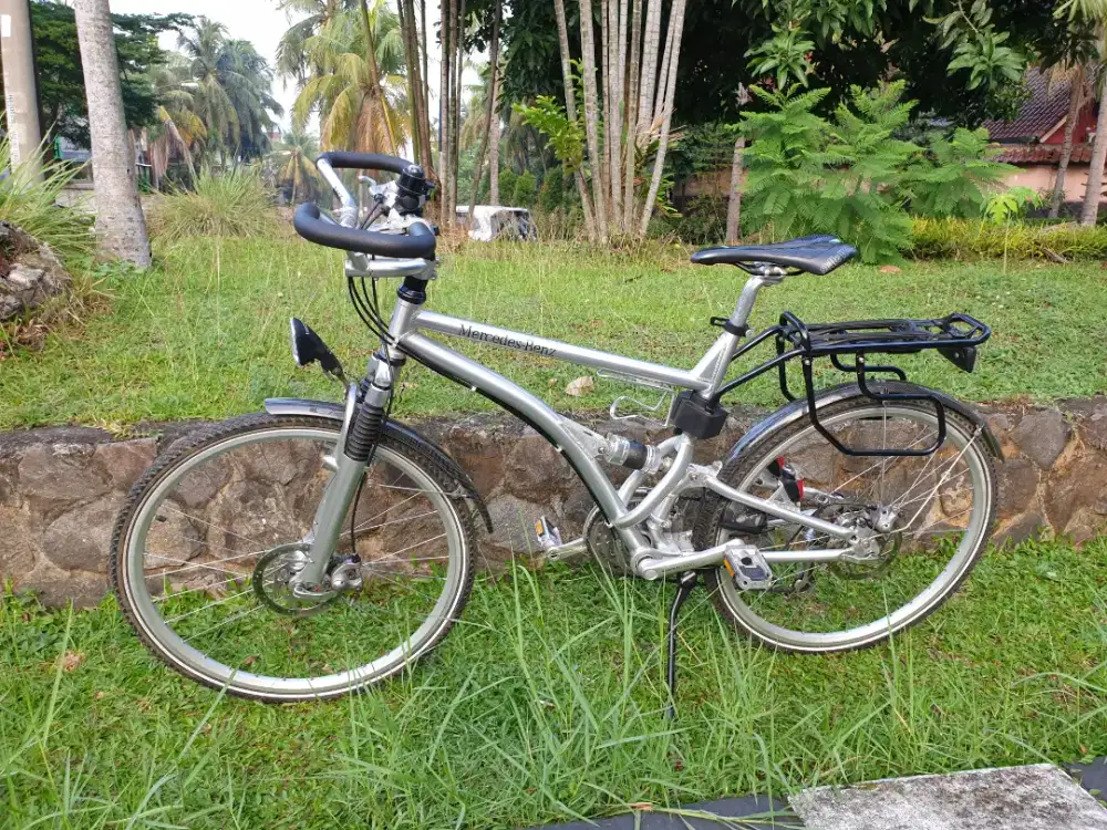 Sepeda Mercedes-Benz Street Bike Full-Suspension.
