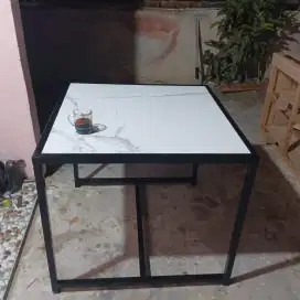 Meja granit tulang besi