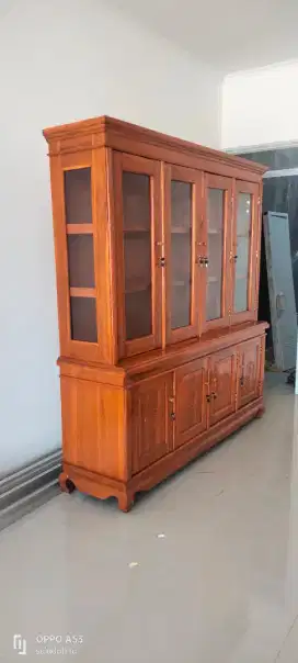 Lemari pajangan