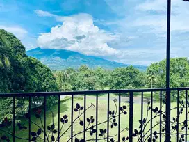 Rumah Hoek Dengan Kolam Renang View Gunung Dalam Cluster Bunga Raya
