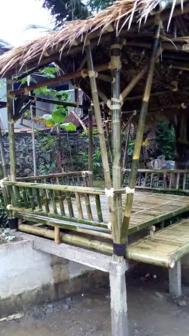 Saung bambu bale bambu