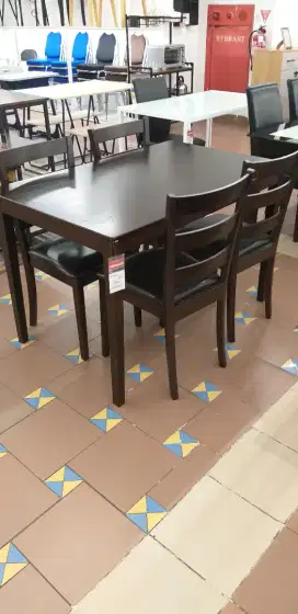 Meja Makan dengan 4 kursi