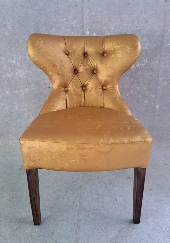 Kursi makan (dining chair) eksklusif (warna emas/gold)