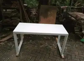 Meja komputer kaki kotak murah