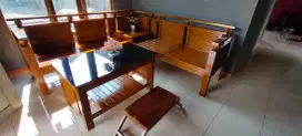 Meja kursi tamu