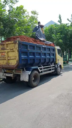 Pengurukan tanah merah. Untuk taman dll