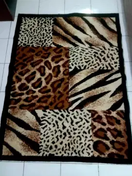 Karpet tebal motif