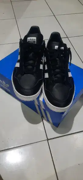 Di jual cepat sepatu Adidas original Team court