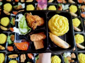 Jual Nasi Bento isi Ayam Goreng,Tahu tempe & lalapan