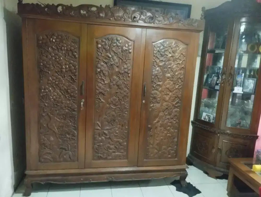 Lemari jati antik full ukiran