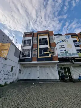 DISEWAKAN RUKO STRATEGIS HADAP JALAN RAYA DHARMAHUSADA