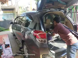 Kaca film penolak panas dan privasi mobil anda