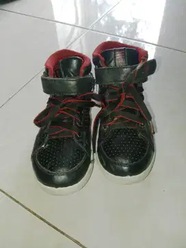 Dijual sepatu anak NEW ERA