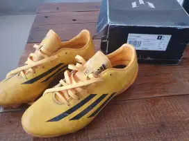 Sepatu Bola Adidas
