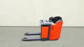 Sewa Single Pallet Mover Forklift Linde Standing Platfom