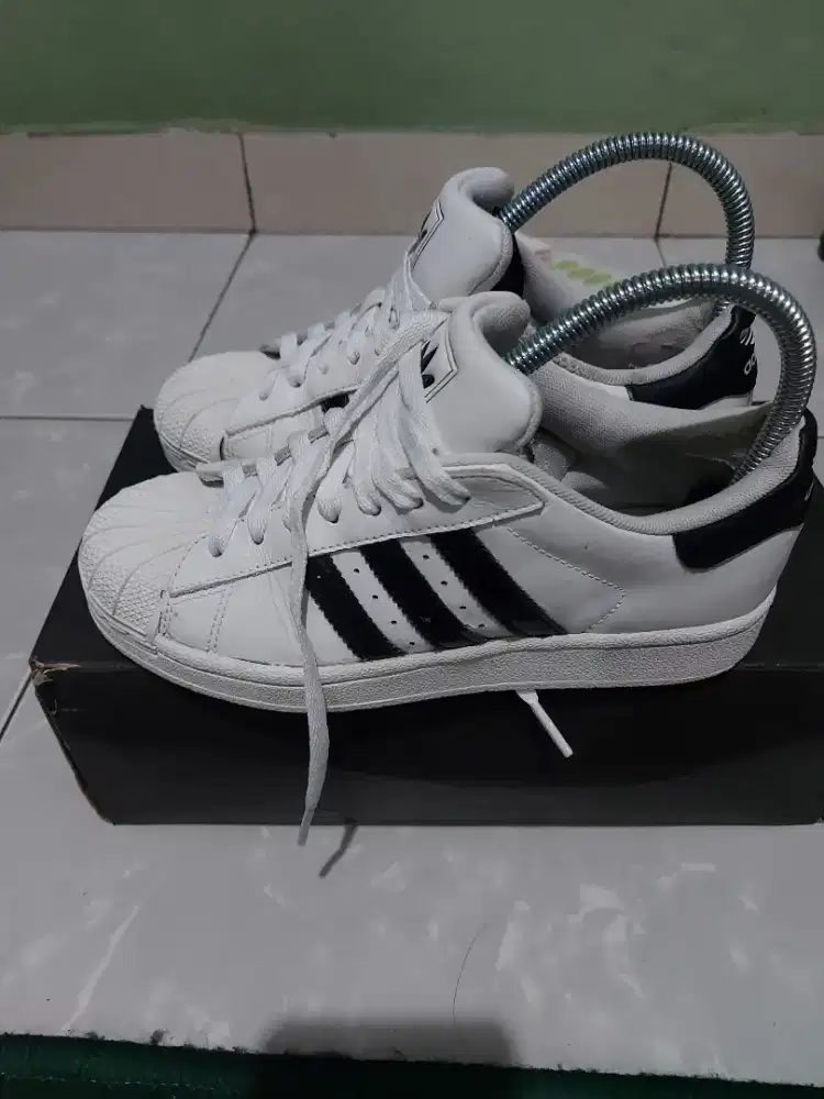 Sepatu casual adidas