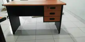 Meja kantor setengah biro