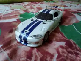 Maisto skala 18 Dodge viper gts GT2