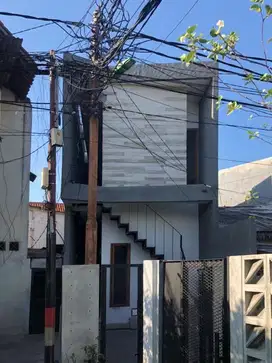 DIKONTRAKAN : luas kamar 21 m2 dengan fasilitas lengkap