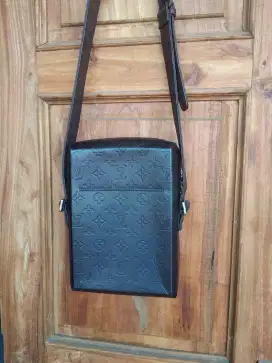 Tas selempang LV Louis Vuitton bekas Ori