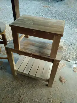 Berbagai meja banyak pilihan bahan kayu jati