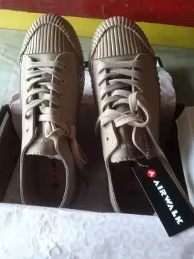 Air walk 200 ribu masih baru no 39. Limited edition.
 Masih bekotak.