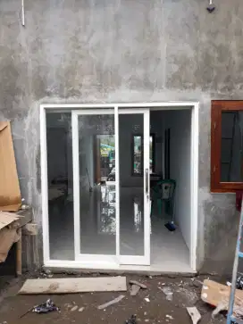 Pintu kamar kusen aluminium ful kaca bening perumahan modern minimalis