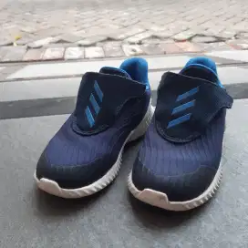 Sepatu anak adidas