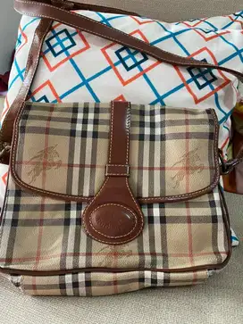 Tas selempang Burberrys ori mulus keren 28x23 cms