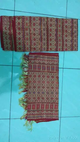 Kain bawahan dan selendang kebaya