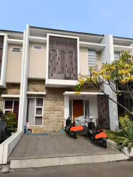 Rumah 2 lantai minimalis bebas banjir di Meruya Jakbar