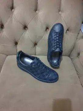 Mulus .authentic sepatu .sneakers louis vuitton .lv size 41.5