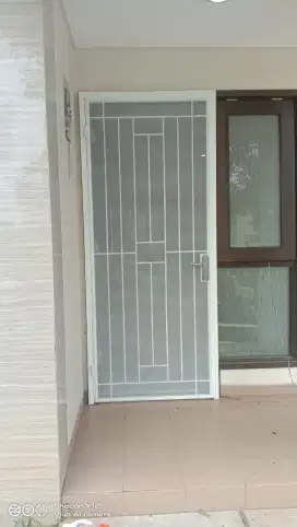 Pintu teralis kasa nyamuk