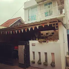 Rumah di jual dua lantai nego