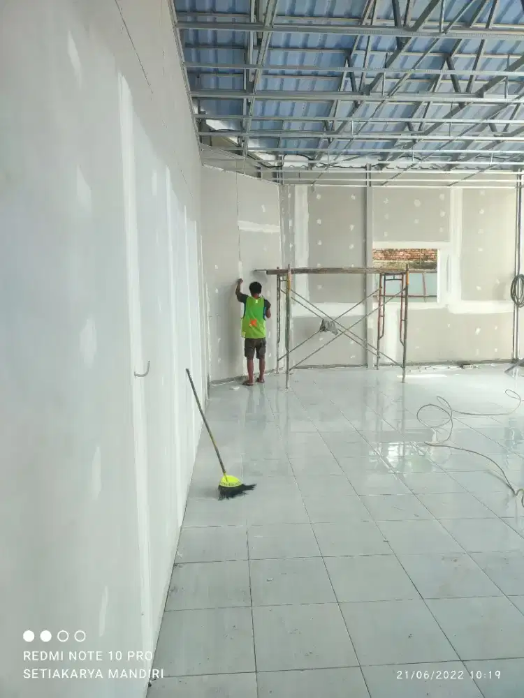 Partisi Gypsum dan pengecatan Terpasang